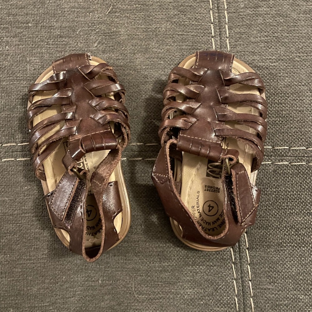 McKids brown sandals. Size:4 never worn.